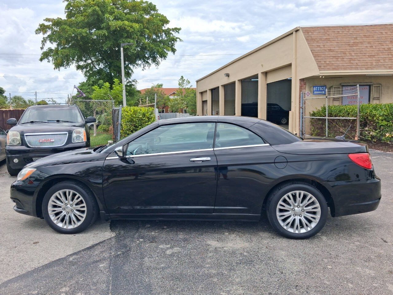 Used 2013 Chrysler 200 Limited FWD image 9