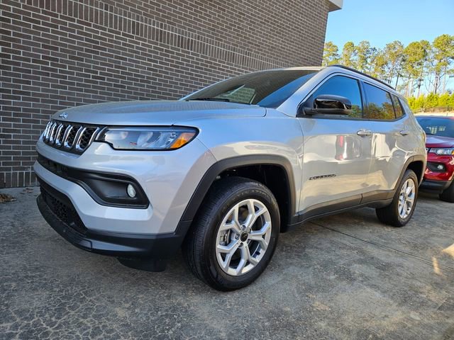 New 2025 Jeep Compass Latitude w/ Sun & Sound Group AWD/4WD image 3