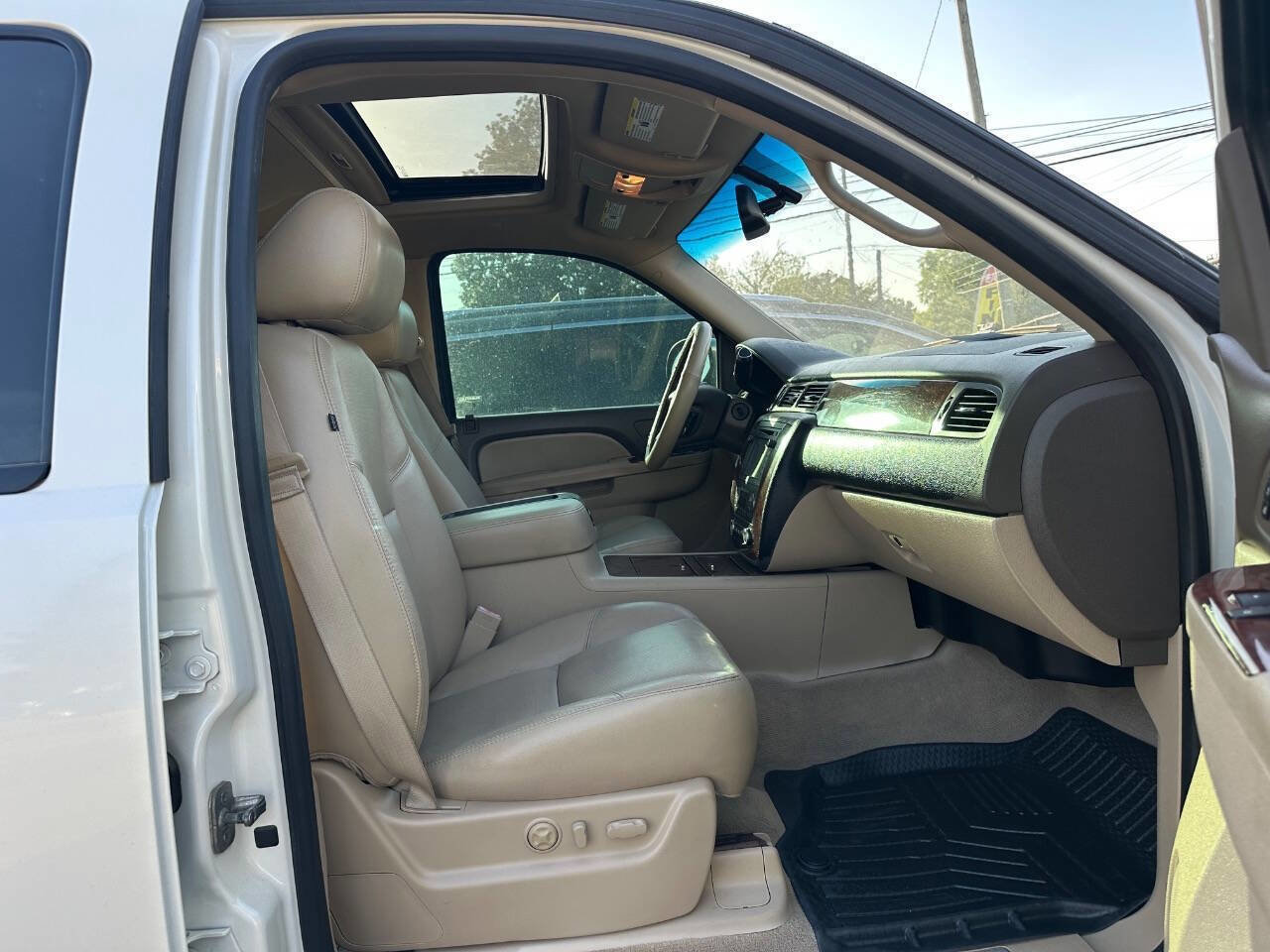 Used 2013 Chevrolet Avalanche LTZ RWD image 7