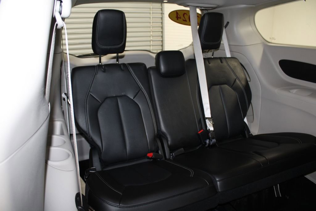 Used 2024 Chrysler Pacifica Touring-L image 33