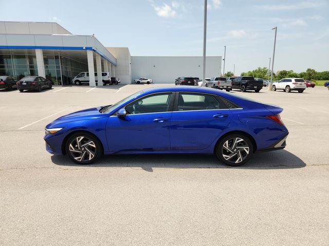 Used 2025 Hyundai Elantra Limited FWD image 4