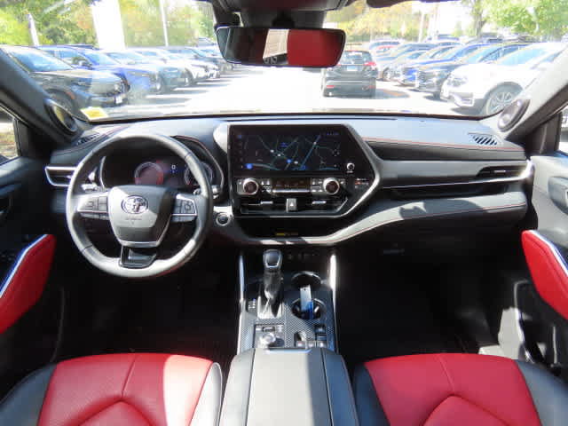 Used 2025 Toyota Highlander XSE AWD/4WD image 19