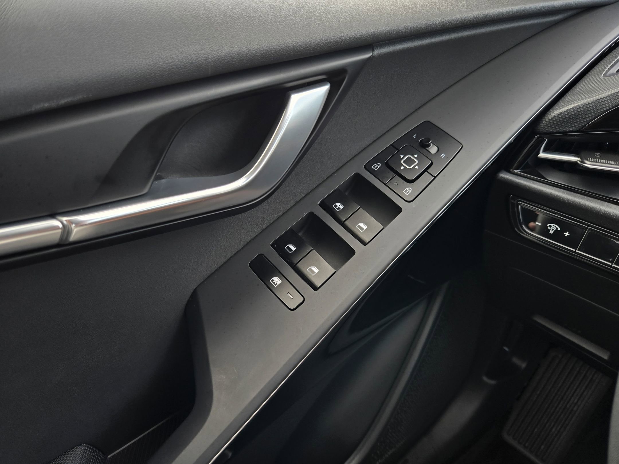 Used 2024 Kia Niro EX image 21