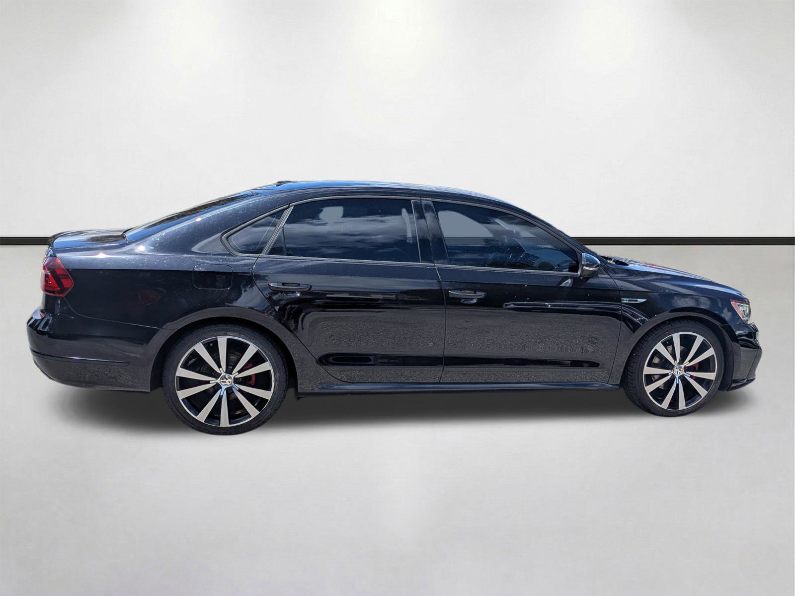 Used 2018 Volkswagen Passat 3.6 image 3