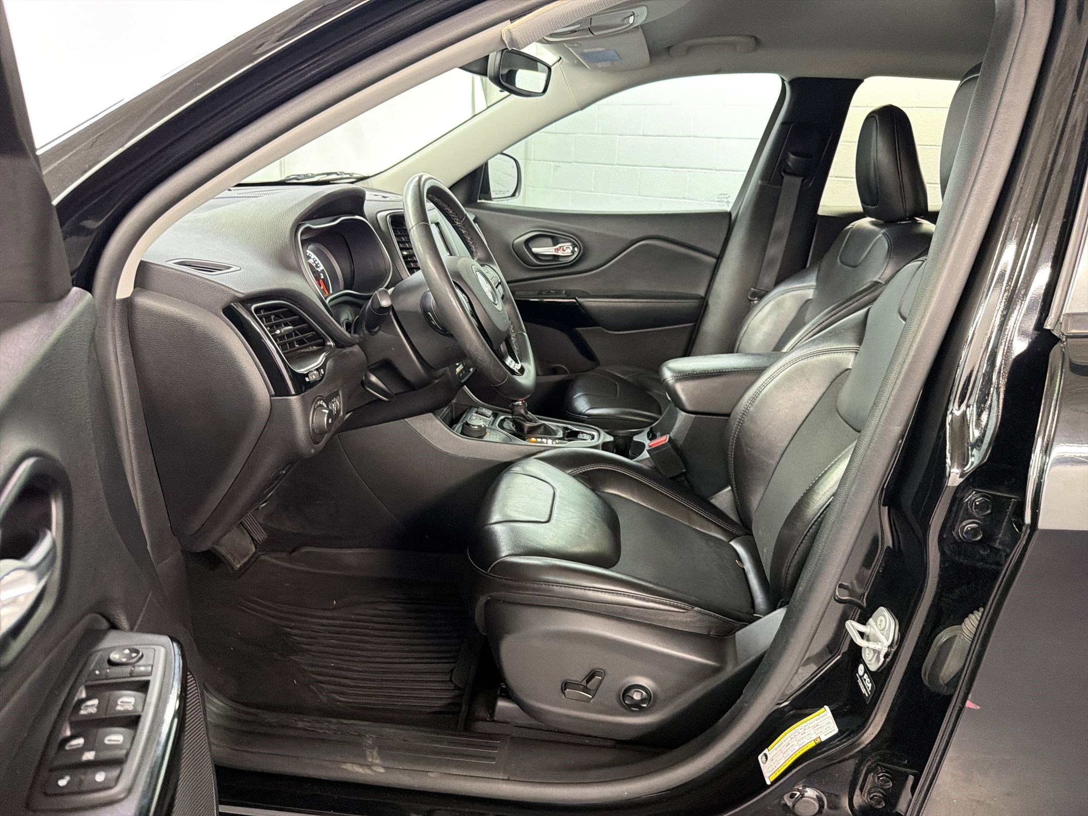 Used 2021 Jeep Cherokee Latitude Plus AWD/4WD image 5