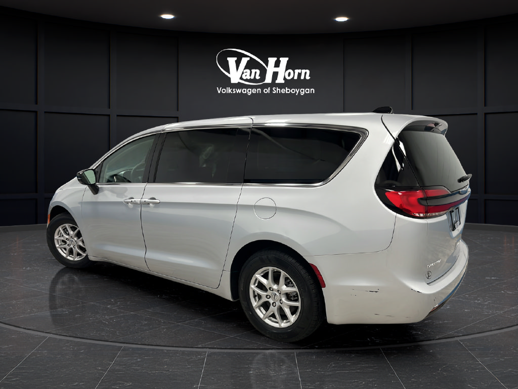 Used 2024 Chrysler Pacifica Touring-L FWD image 5