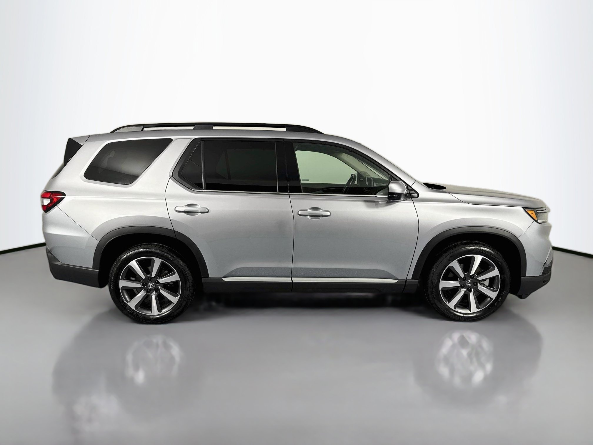 Certified 2025 Honda Pilot Touring image 4