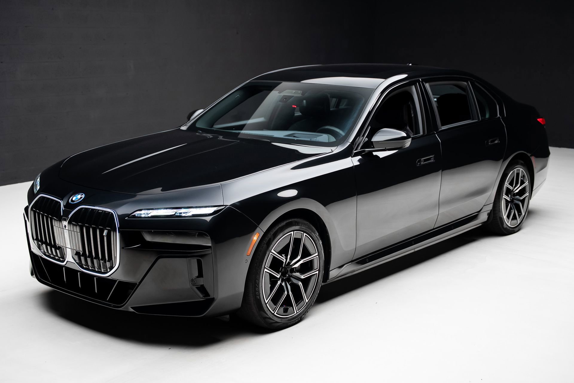 Used 2023 BMW i7 xDrive60 w/ Executive Package 2 AWD/4WD image 6