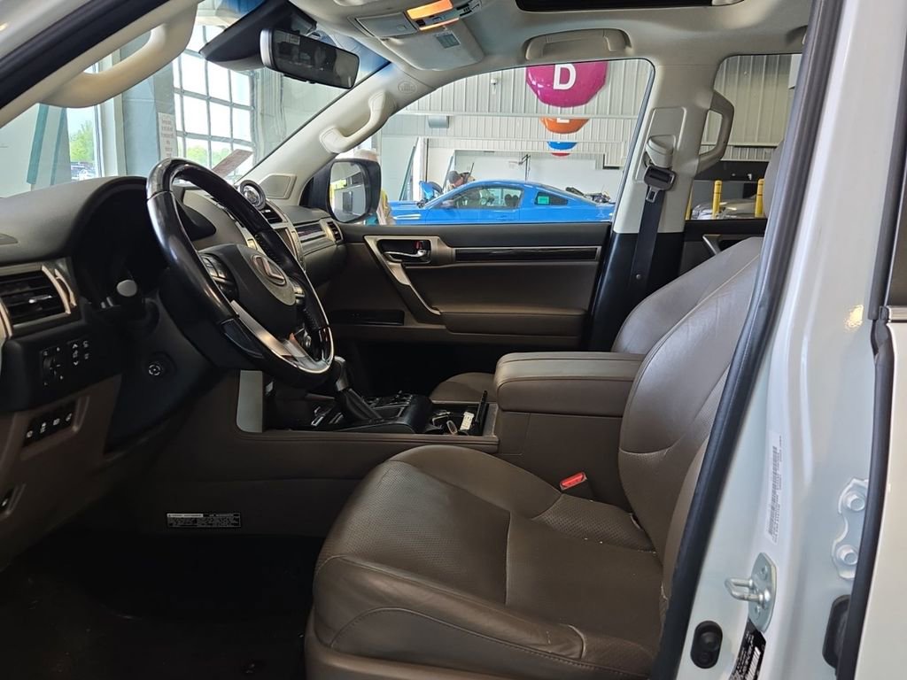 Used 2021 Lexus GX 460 Luxury w/ Sport Design Package AWD/4WD image 3