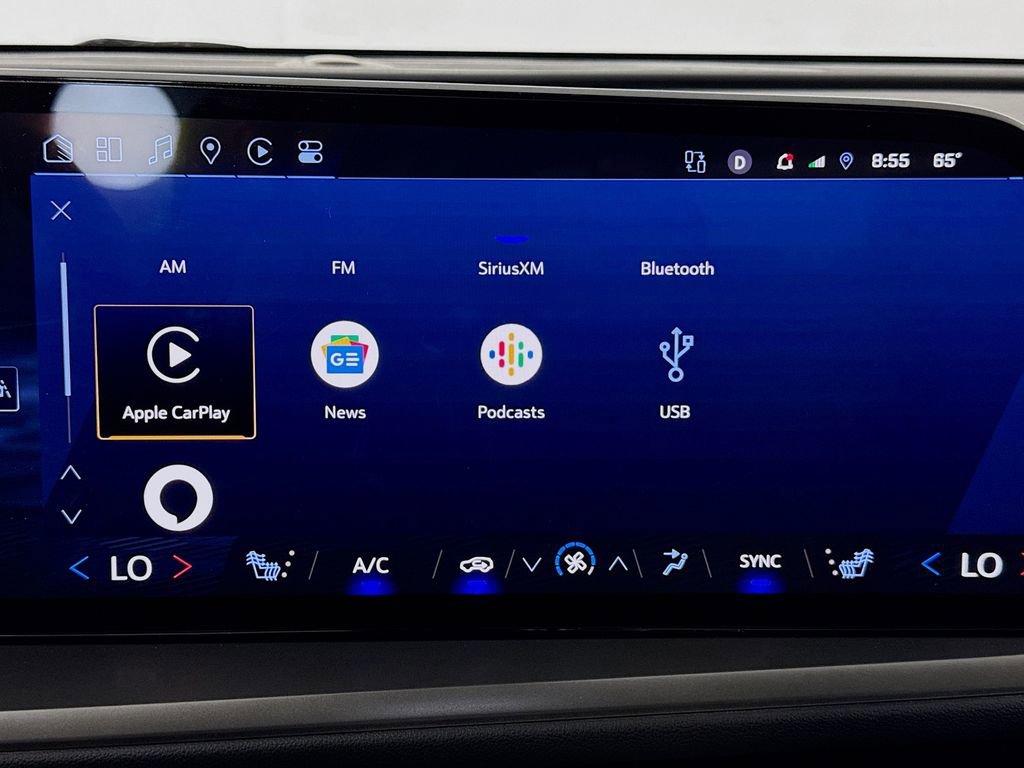 Used 2025 Chevrolet Traverse LT image 14