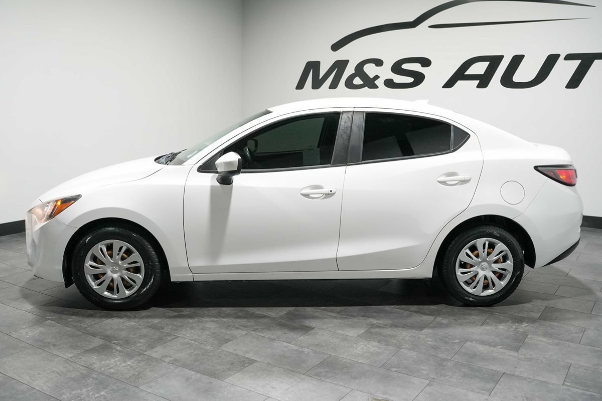 Used 2019 Toyota Yaris L FWD image 3
