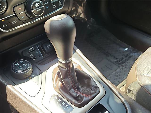 Used 2017 Jeep Cherokee Trailhawk AWD/4WD image 12
