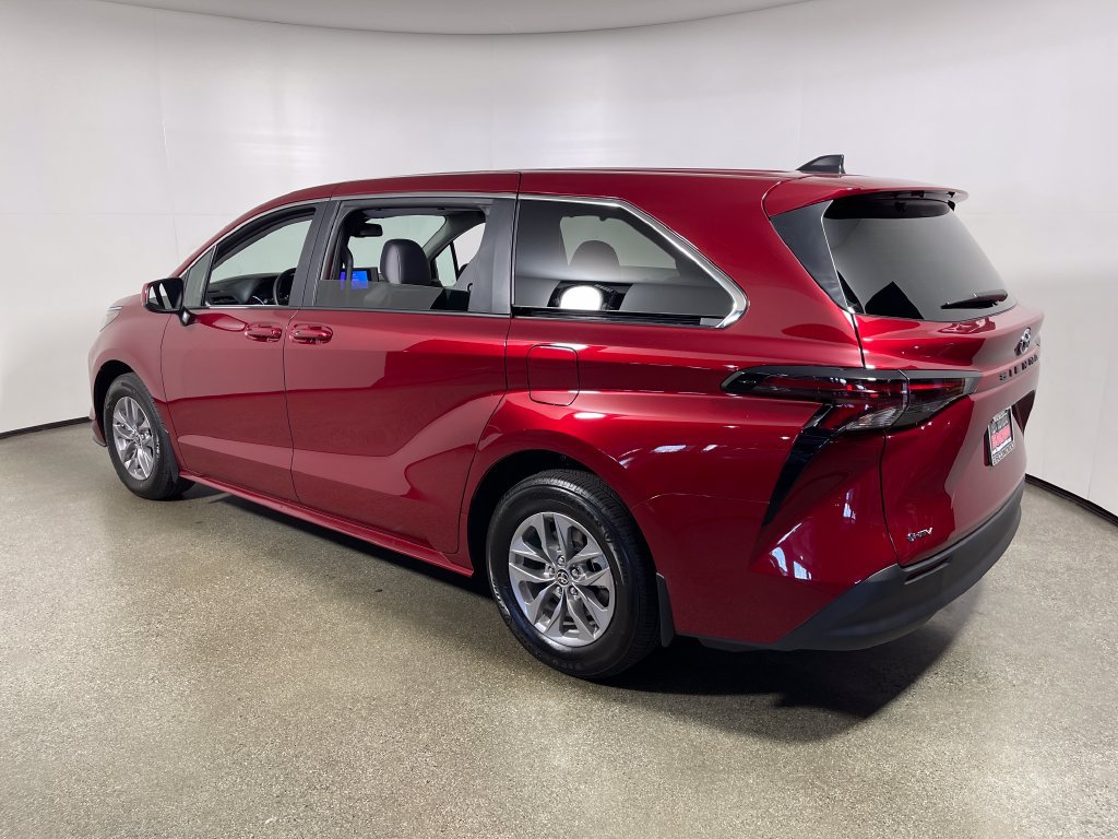 New 2026 Toyota Sienna LE FWD image 5