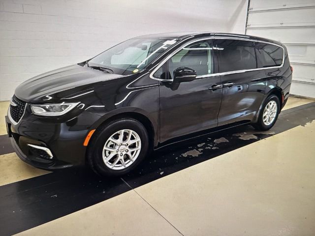 Used 2023 Chrysler Pacifica Touring-L FWD image 2
