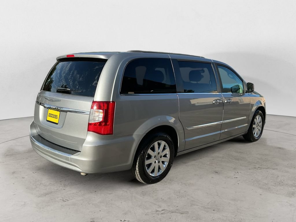 Used 2016 Chrysler Town & Country Touring FWD image 5