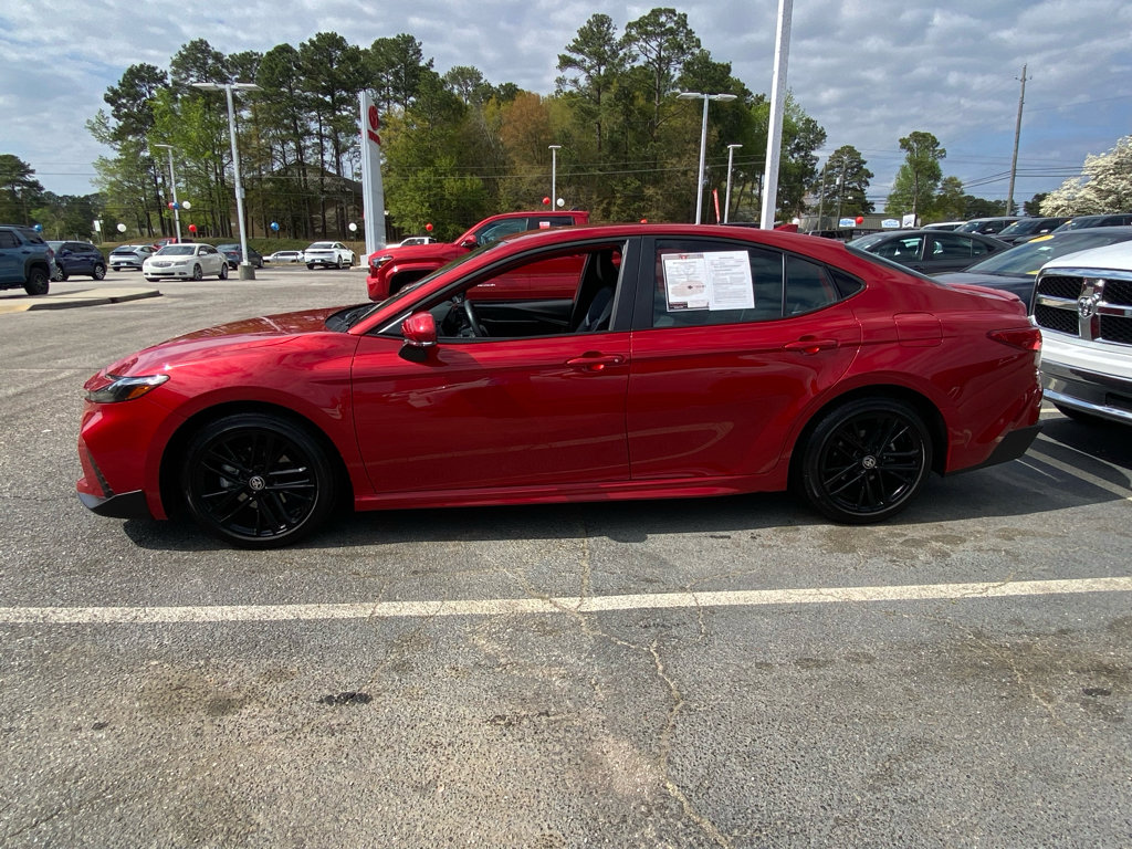 Used 2025 Toyota Camry SE image 3