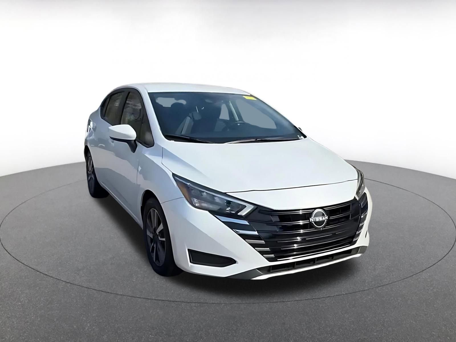 Used 2025 Nissan Versa SV image 3