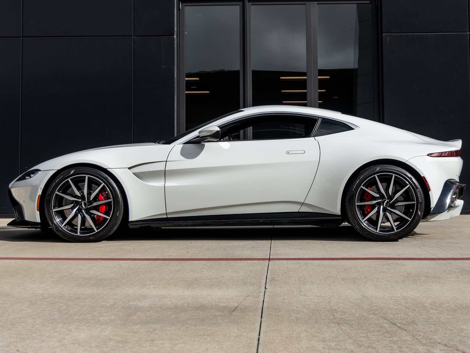 Used 2019 Aston Martin V8 Vantage Coupe RWD image 9