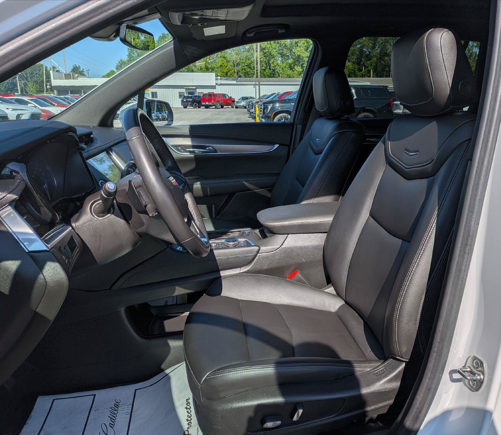 Used 2024 Cadillac XT6 Luxury AWD/4WD image 11