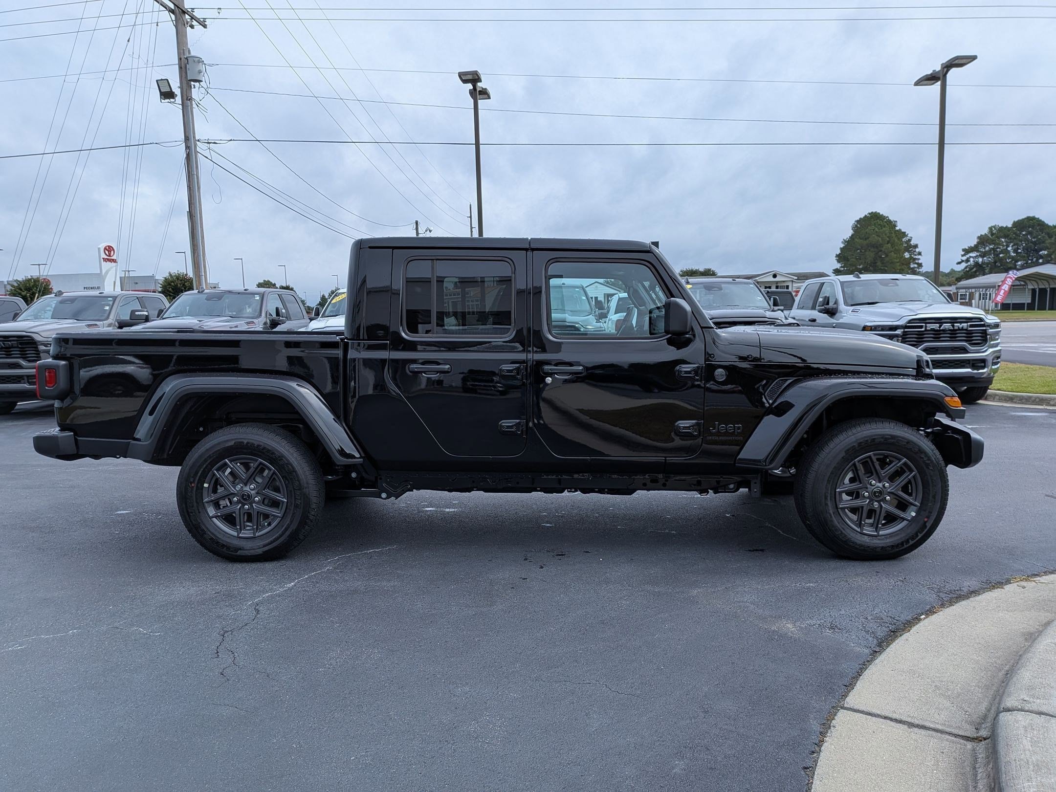 New 2025 Jeep Gladiator Sport AWD/4WD image 4