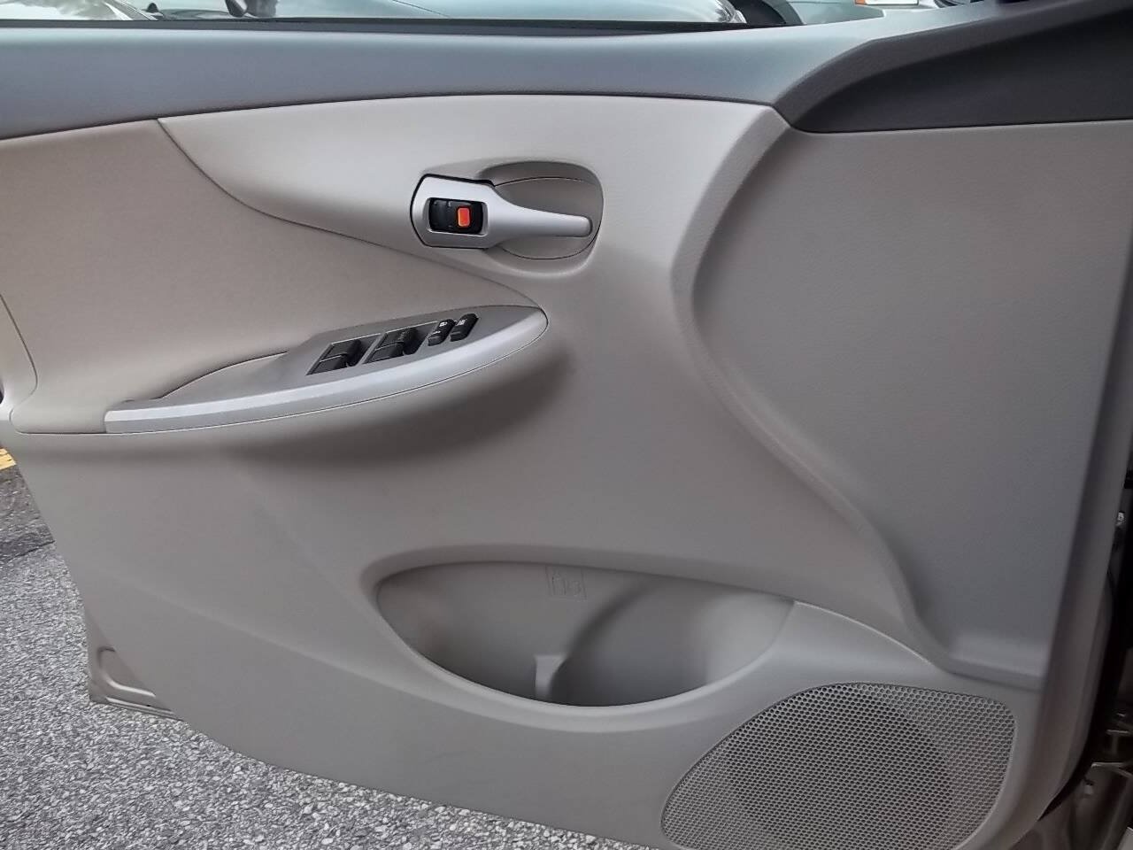 Used 2010 Toyota Corolla LE FWD image 14