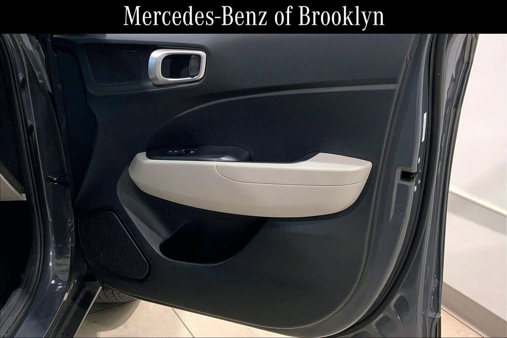 Used 2023 Hyundai Venue SEL FWD image 13