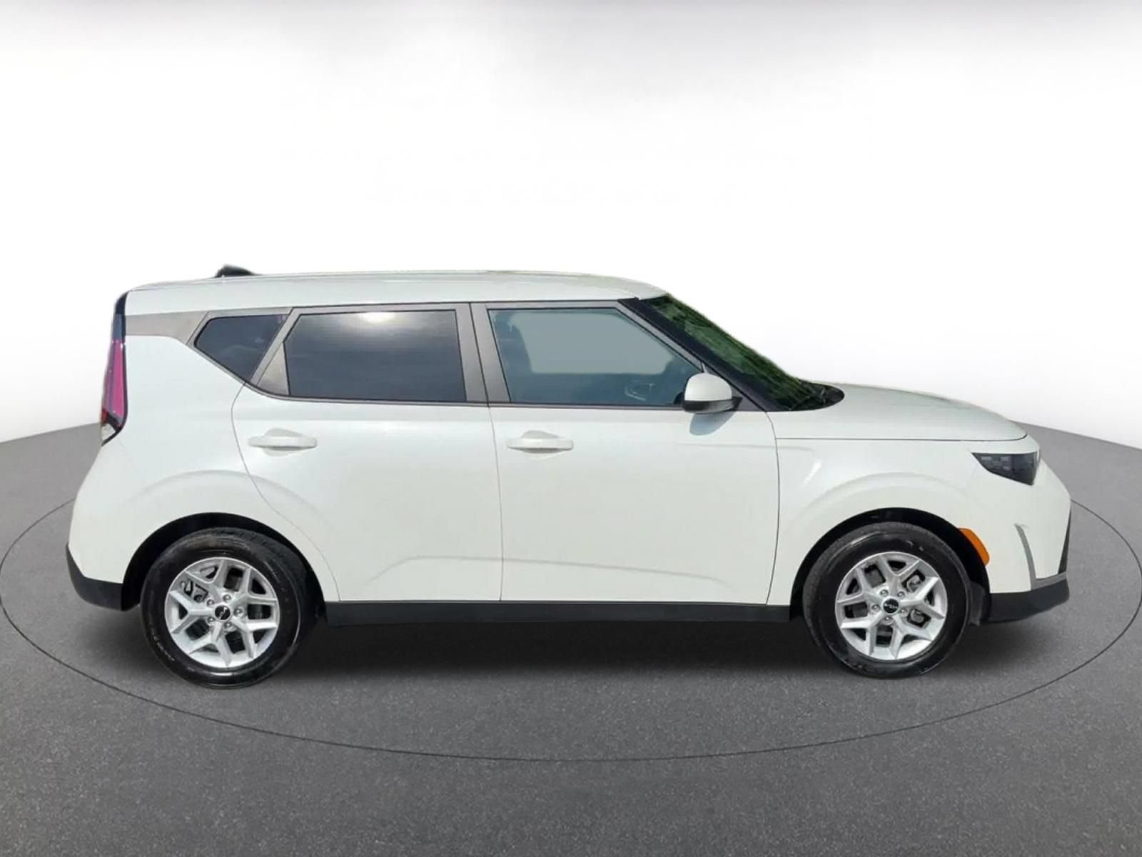 Used 2025 Kia Soul LX w/ LX Technology Package FWD image 13