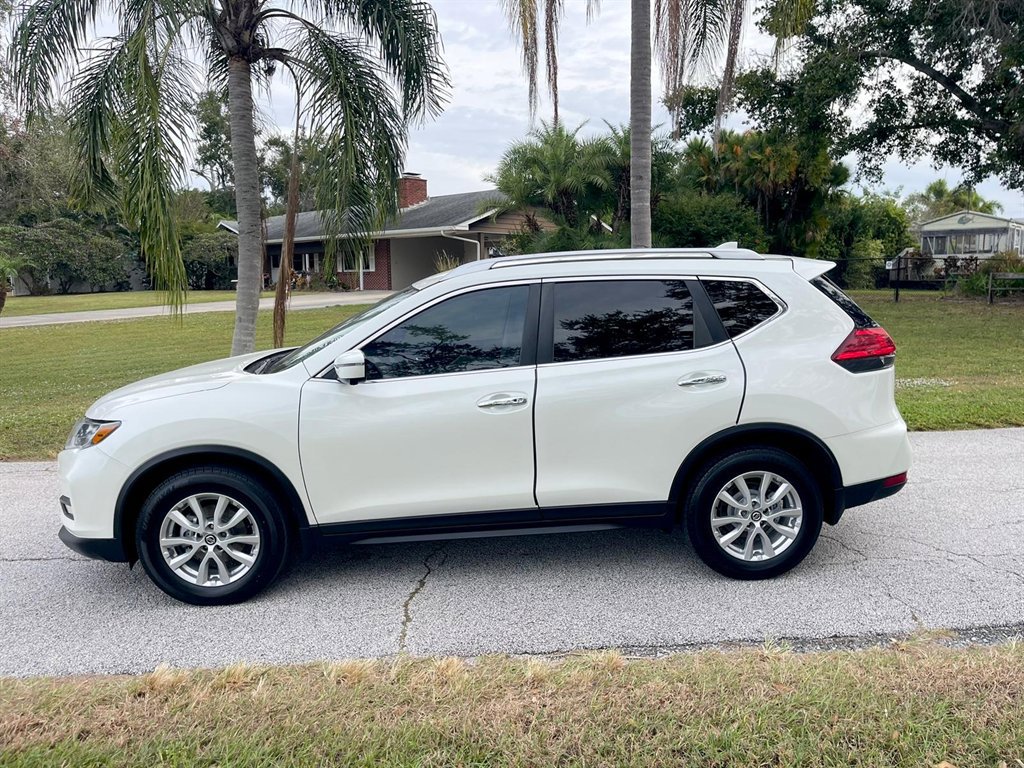 Used 2017 Nissan Rogue SV w/ SV Premium Package image 3