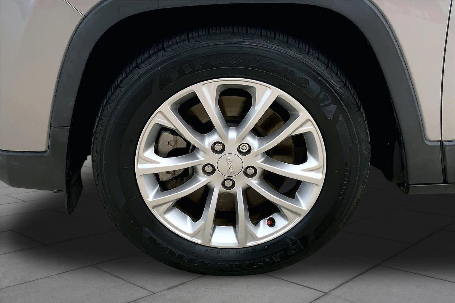 Used 2019 Jeep Cherokee Latitude w/ Popular Appearance Group FWD image 11