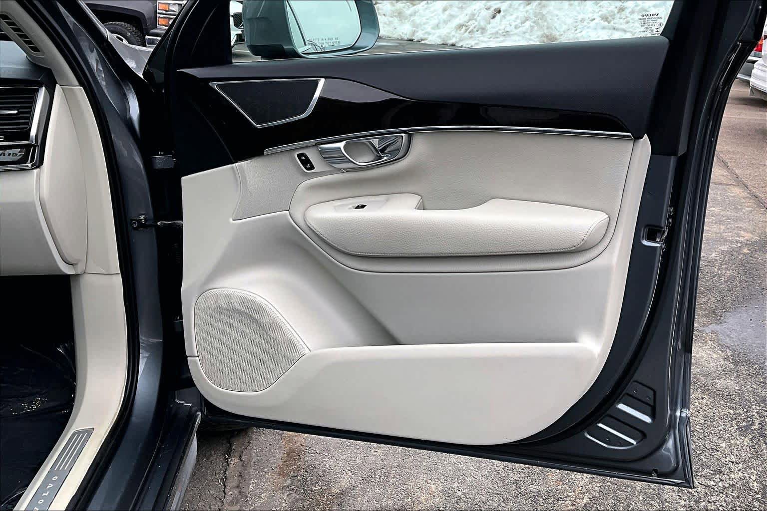 Used 2017 Volvo XC90 T6 Momentum w/ Vision Package image 22