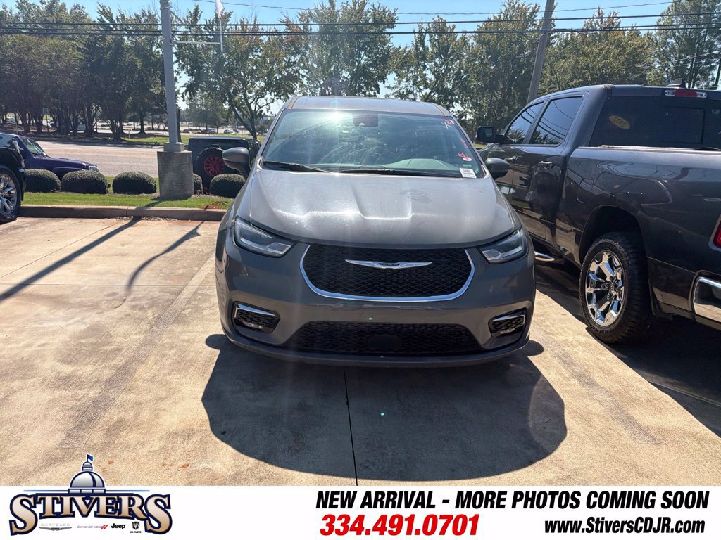 Used 2023 Chrysler Pacifica Touring-L FWD image 4