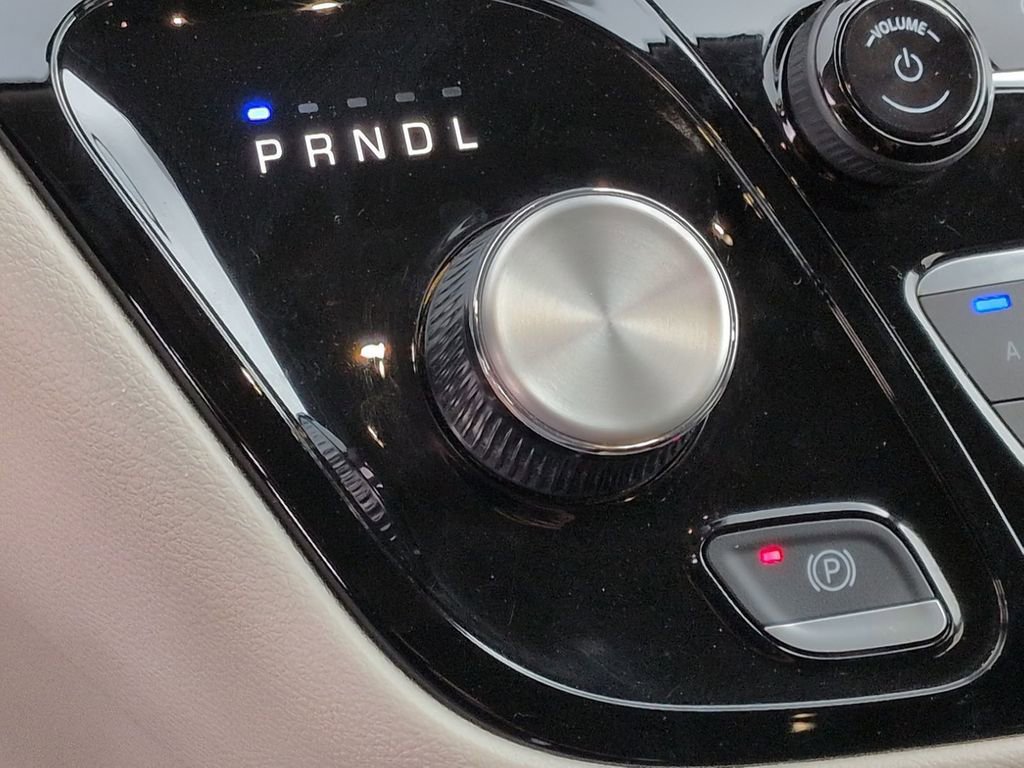 Used 2023 Chrysler Voyager LX image 27