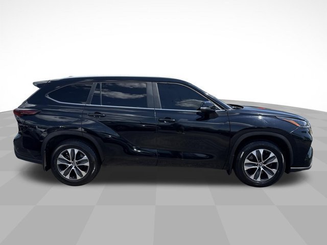 Used 2024 Toyota Highlander XLE AWD/4WD image 4
