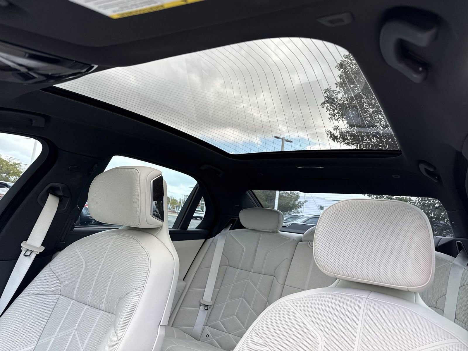 Used 2024 BMW 760i xDrive w/ Premium Package image 24
