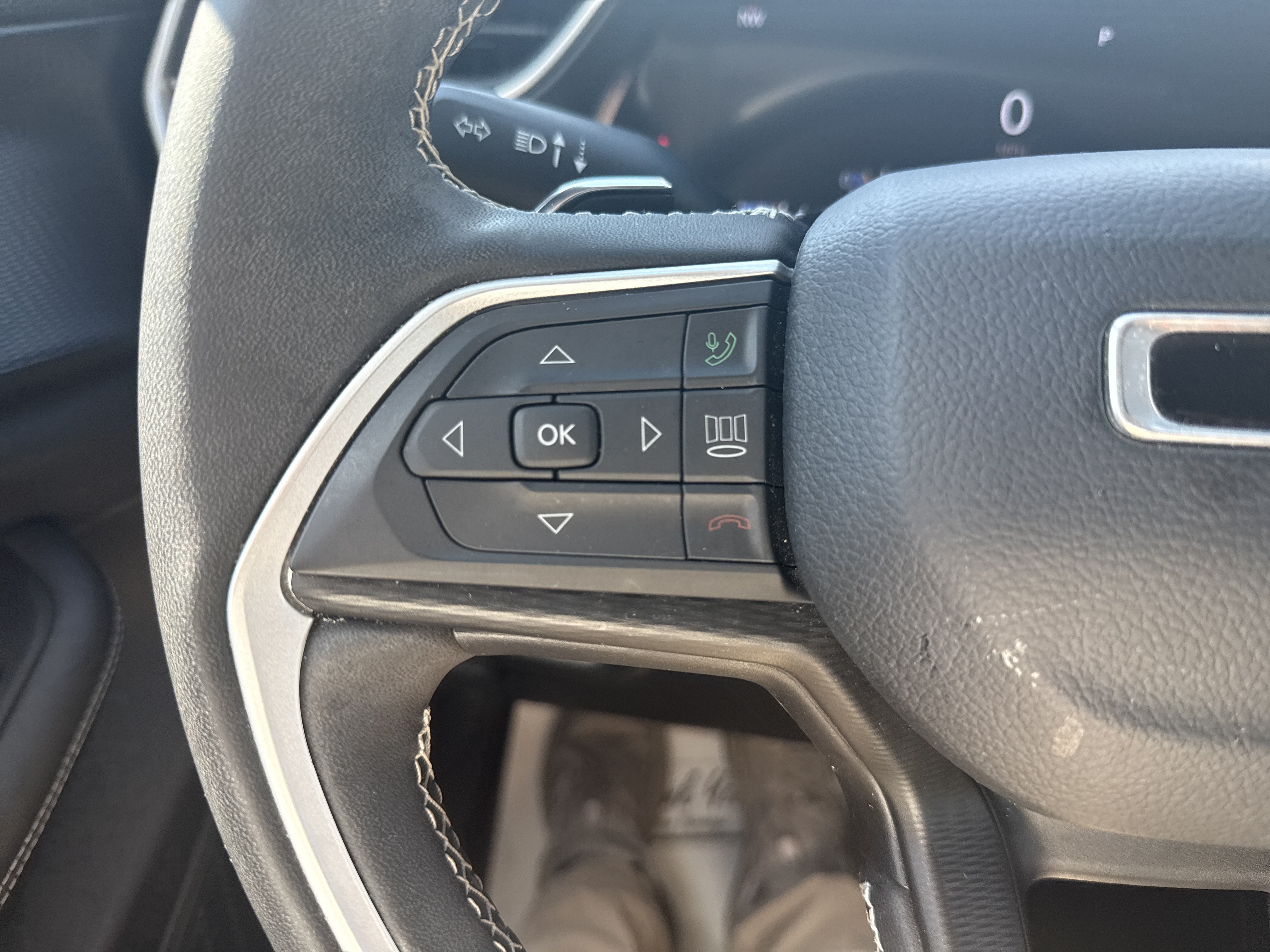 Used 2023 Jeep Grand Cherokee Laredo w/ Luxury Tech Group I AWD/4WD image 18
