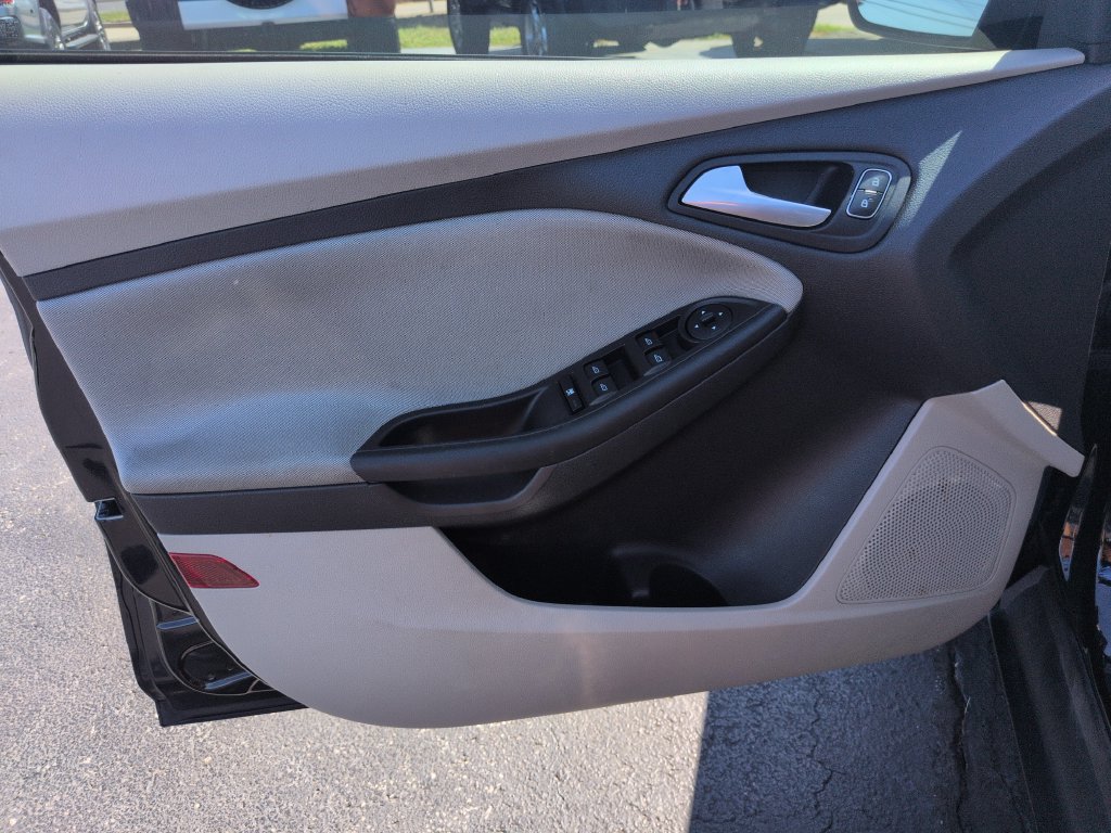 Used 2018 Ford Focus SE w/ SE Appearance Package FWD image 11