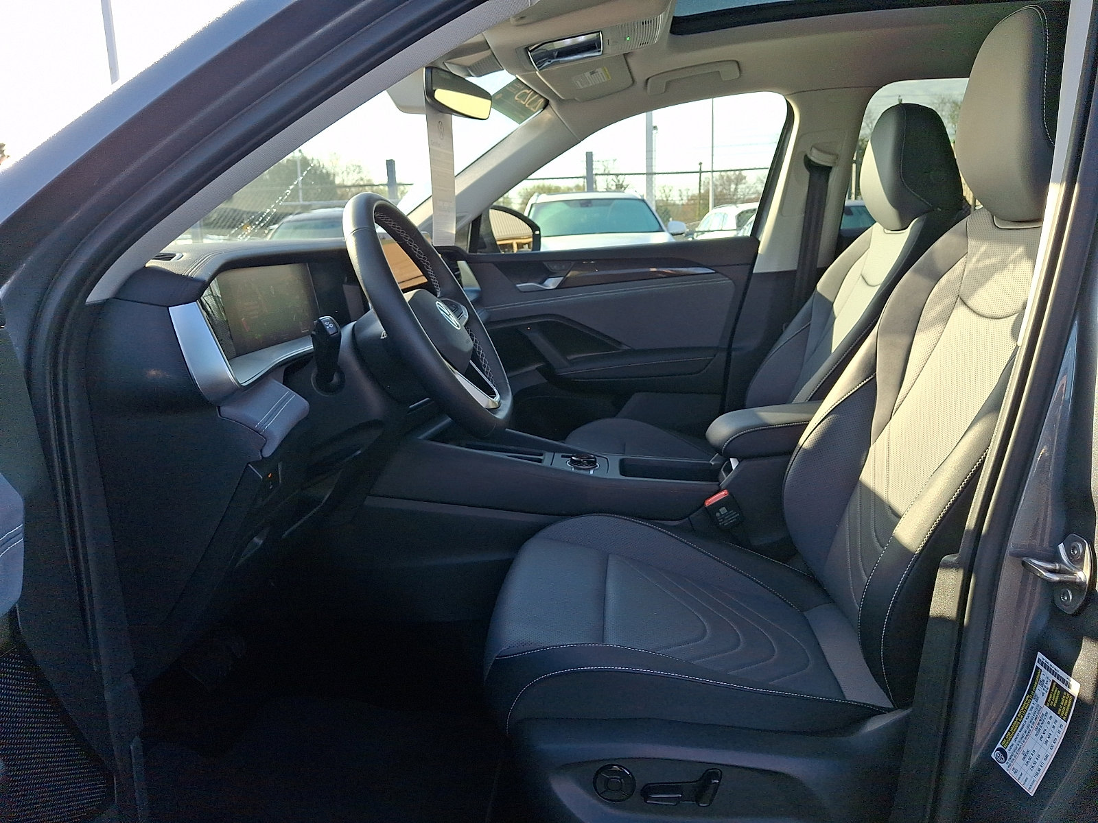 Certified 2025 Volkswagen Tiguan SE image 13