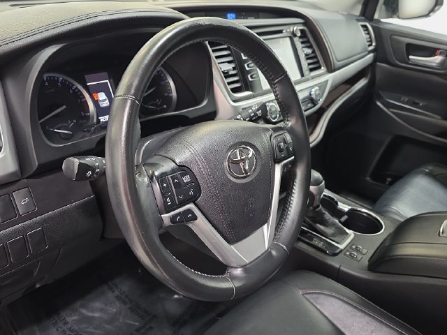 Used 2017 Toyota Highlander XLE AWD/4WD image 14