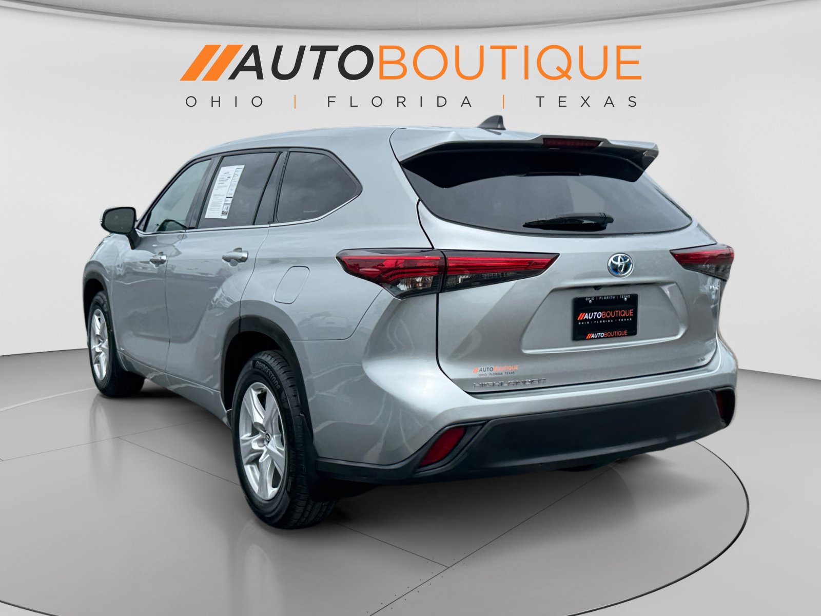 Used 2022 Toyota Highlander LE AWD/4WD image 3