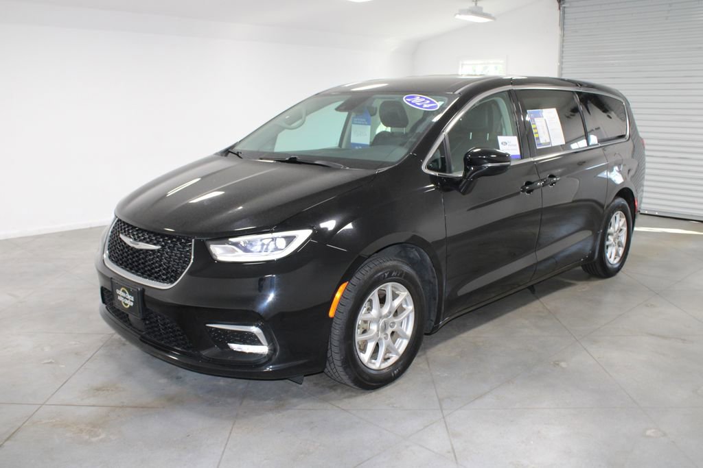 Used 2024 Chrysler Pacifica Touring-L image 5