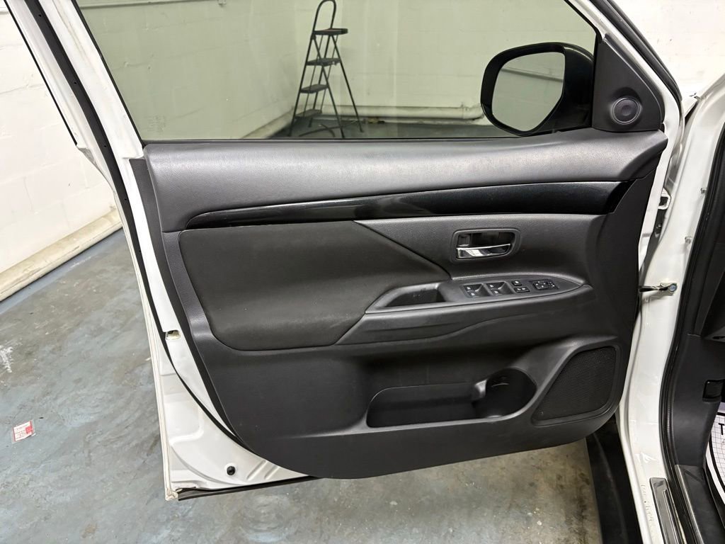 Used 2019 Mitsubishi Outlander ES image 9