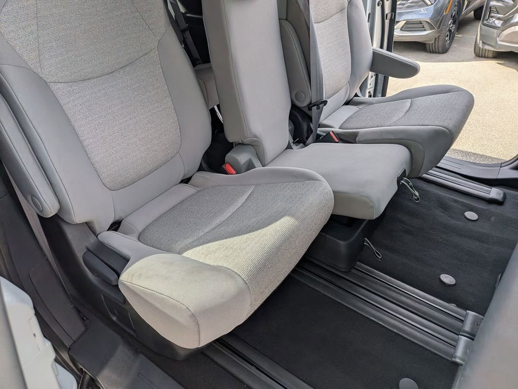Used 2025 Toyota Sienna LE image 19
