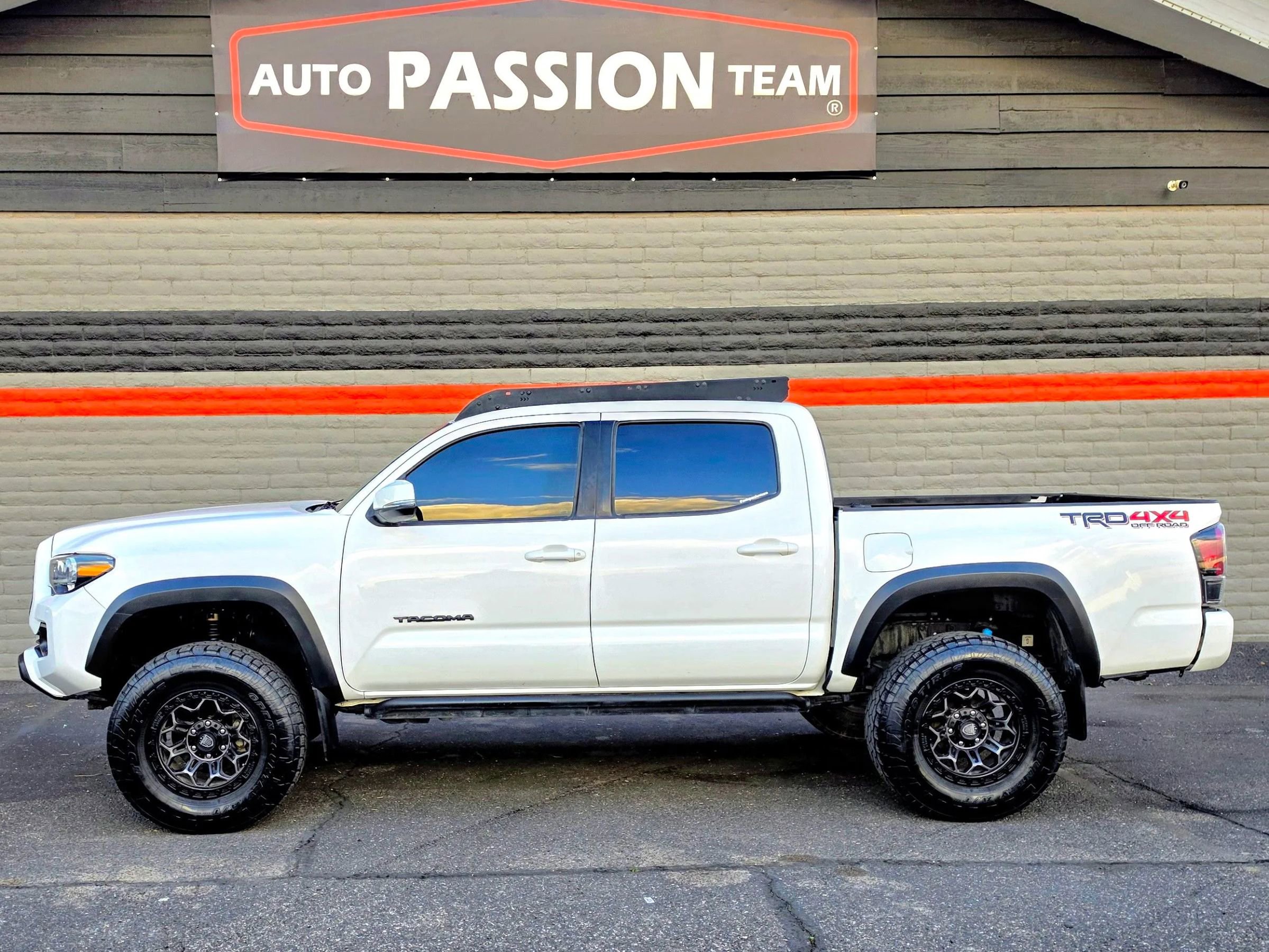 Used 2021 Toyota Tacoma TRD Off-Road w/ Technology Package AWD/4WD image 2