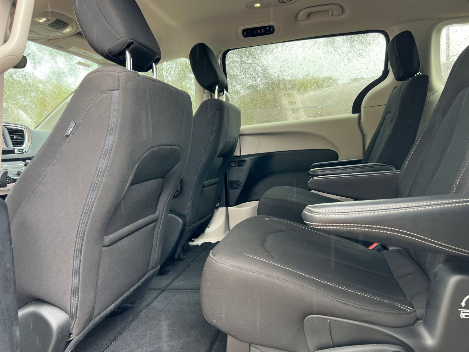 Used 2023 Chrysler Voyager LX image 28