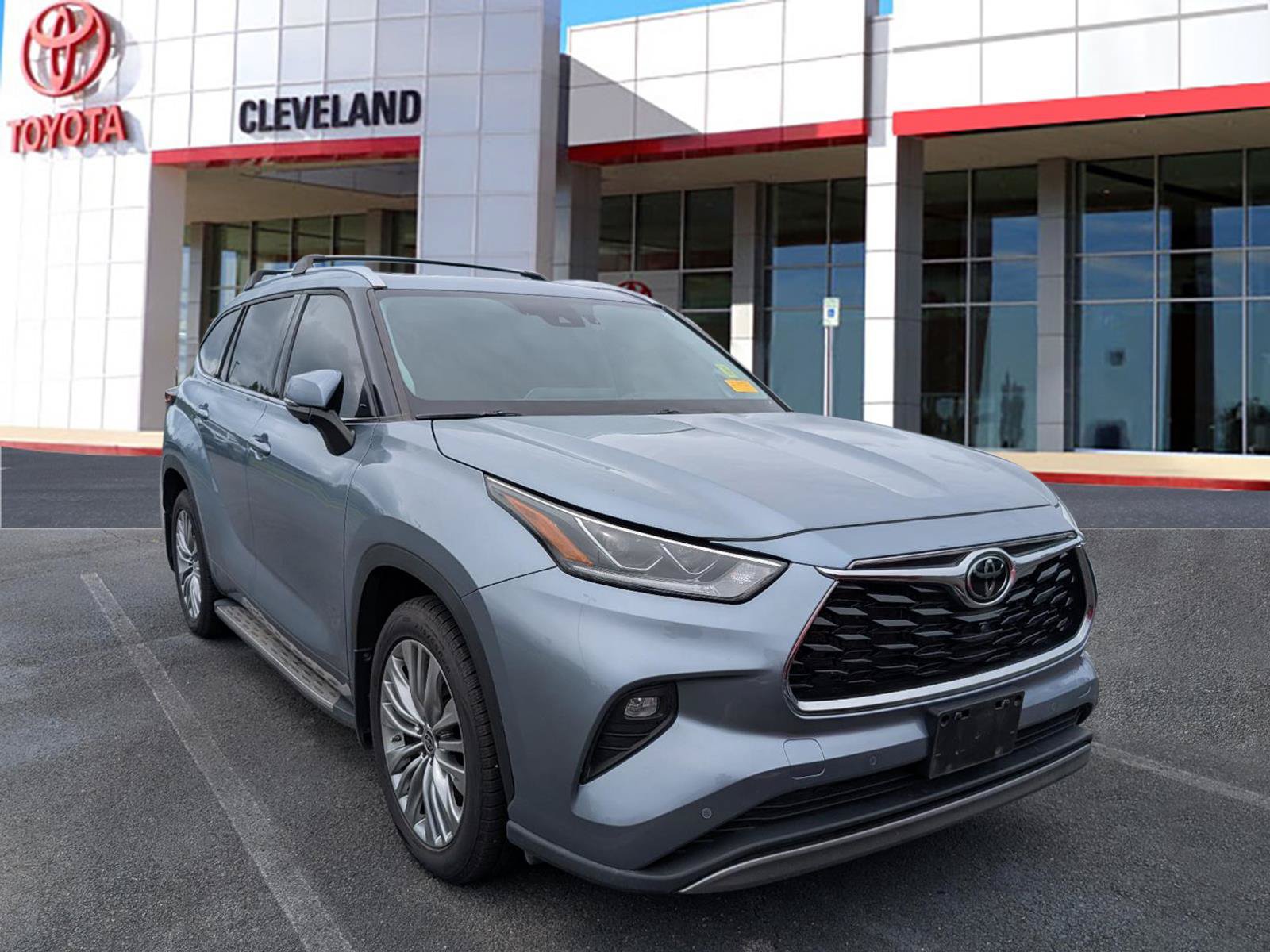 Used 2024 Toyota Highlander Platinum FWD image 1