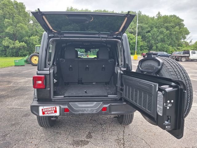 Used 2025 Jeep Wrangler Unlimited Sahara AWD/4WD image 15