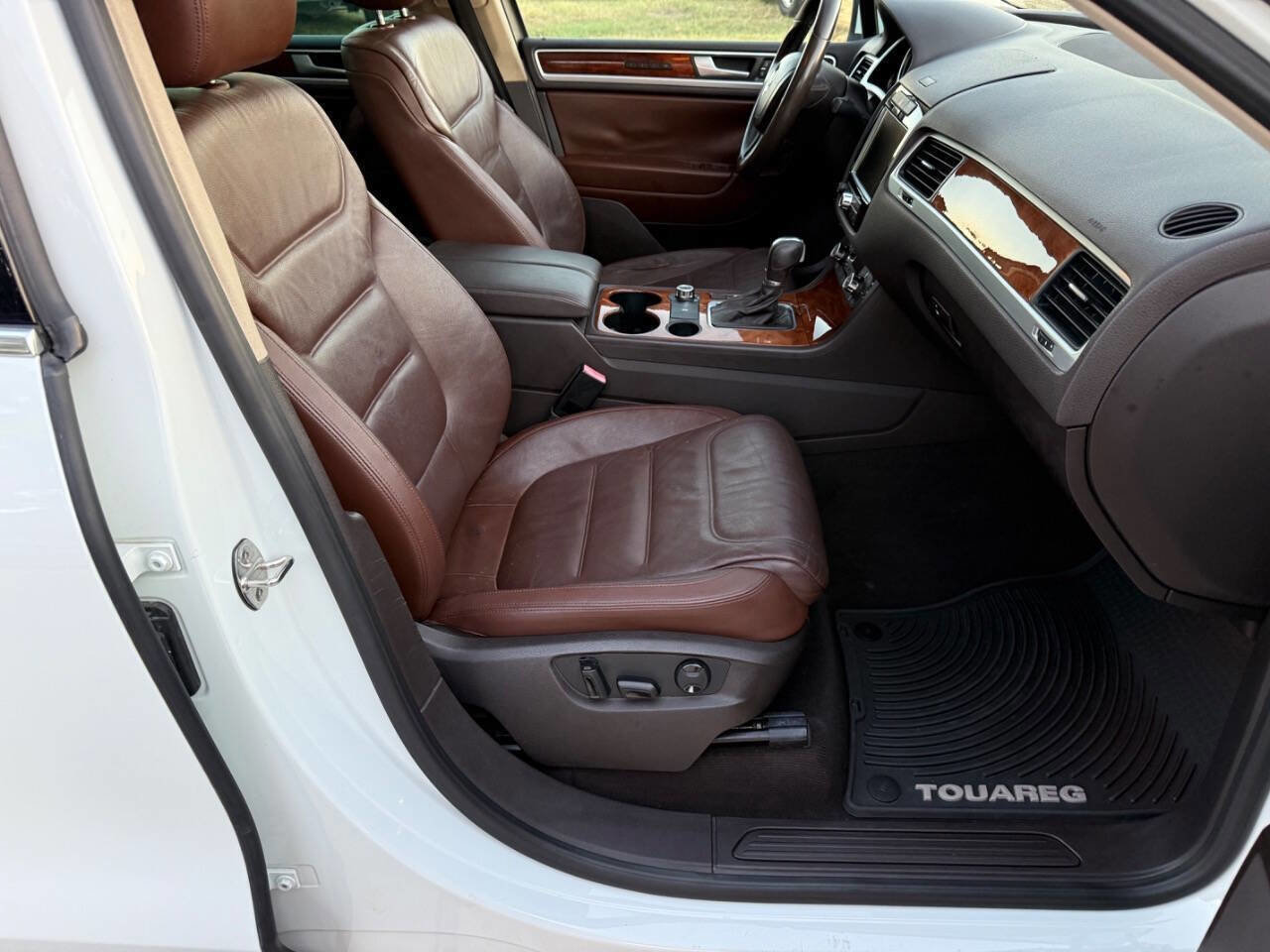 Used 2013 Volkswagen Touareg TDI image 33