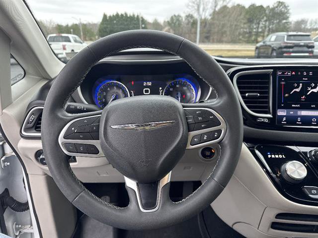 Used 2022 Chrysler Pacifica Touring-L image 10