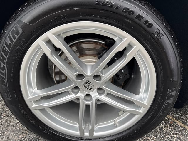 Used 2025 Porsche Macan AWD/4WD image 9