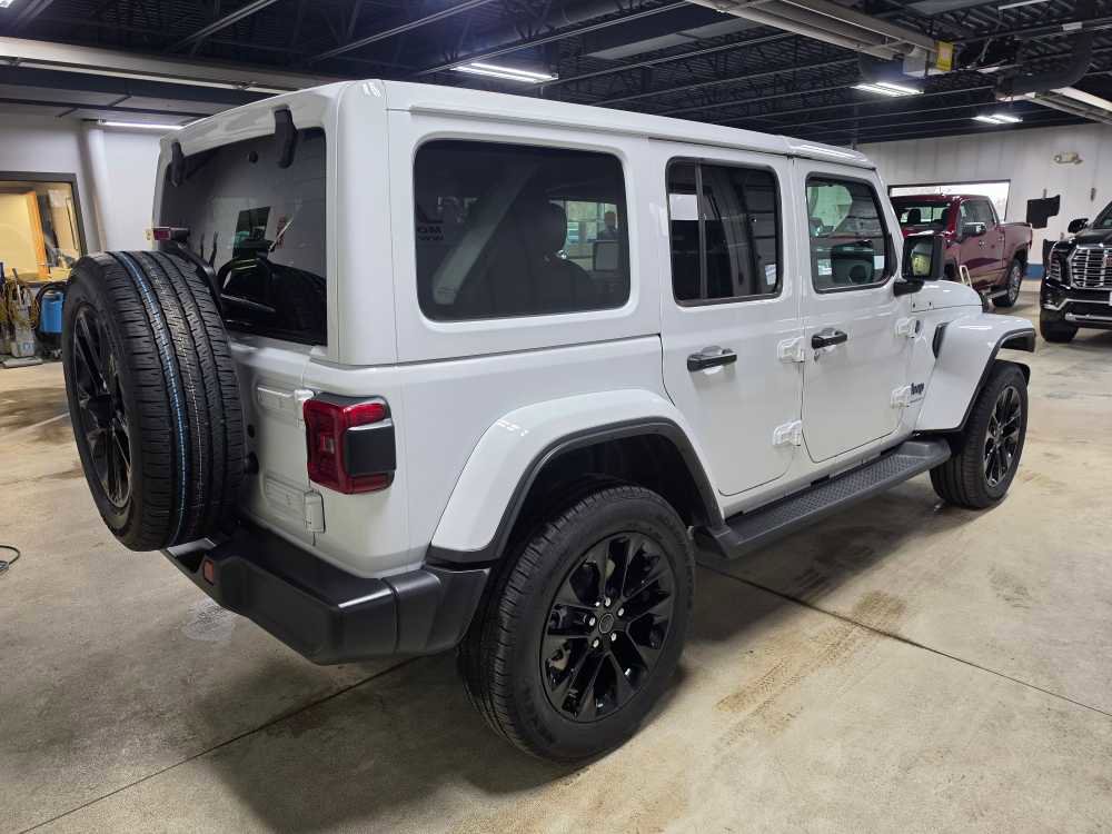 Used 2025 Jeep Wrangler Unlimited Sahara AWD/4WD image 4